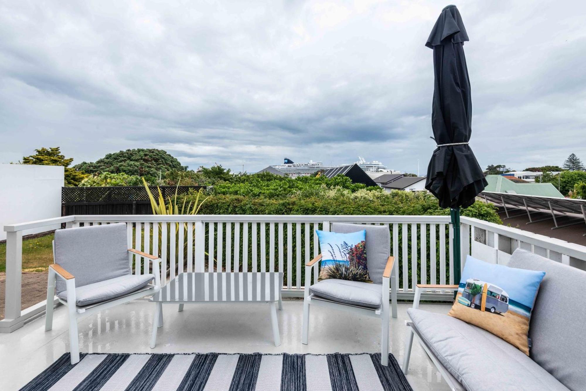 Awesome Beach House On Oceanview Road Mount Maunganui Exterior photo